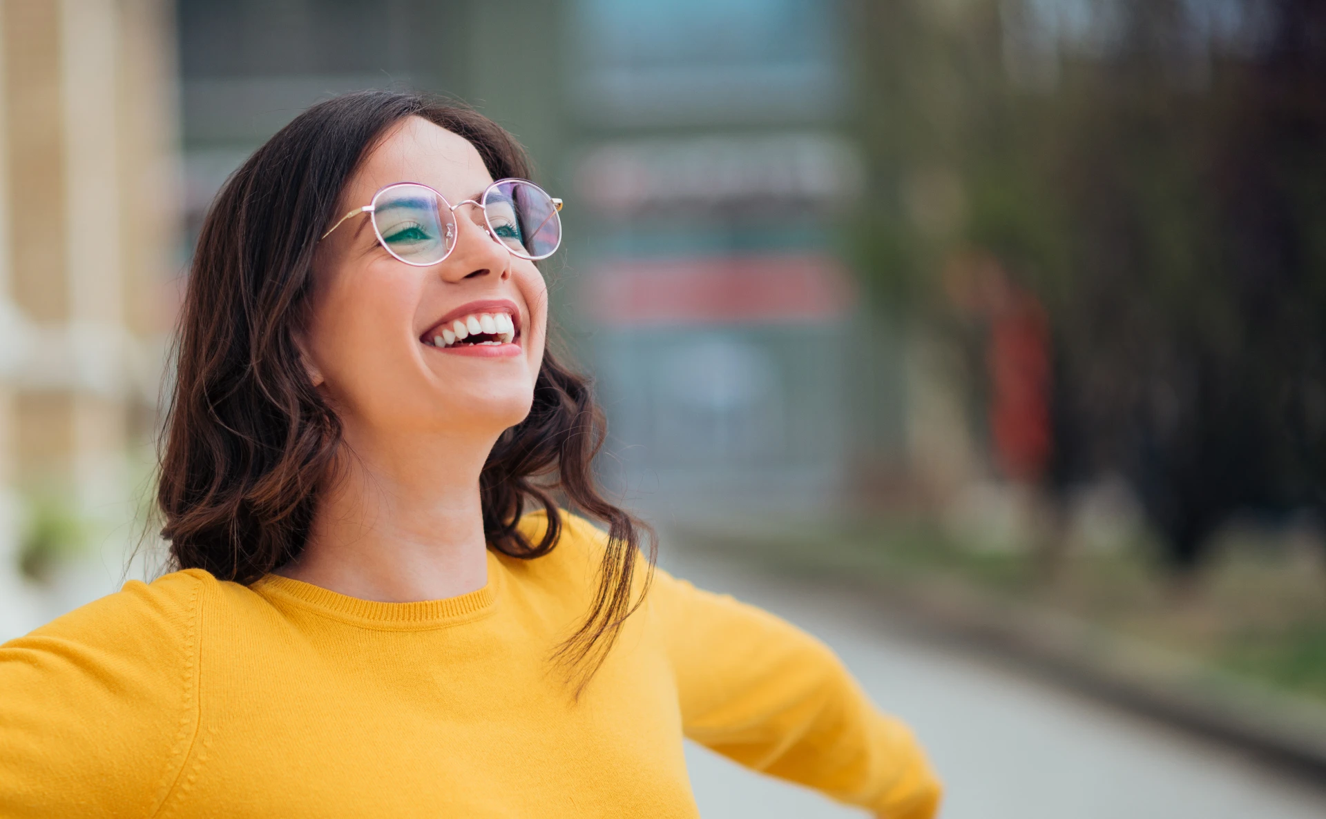 Mulher feliz e sorridente